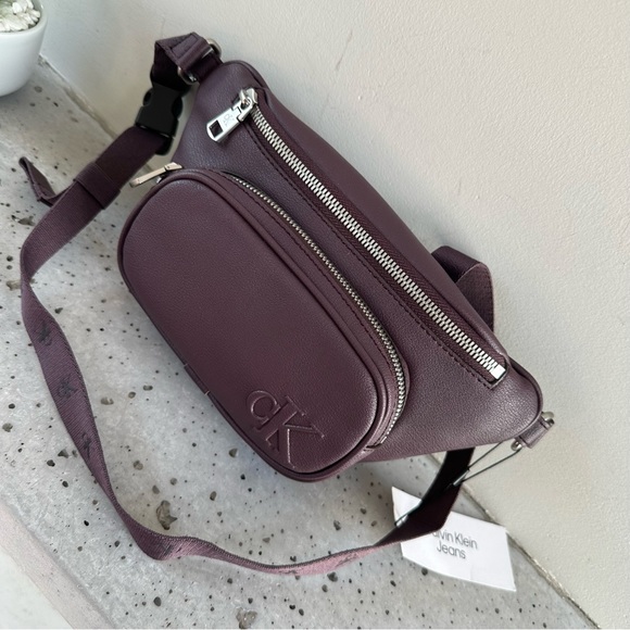 NWT Calvin Klein Ultralight Embossed Logo Belt Bag - Picture 3 of 14